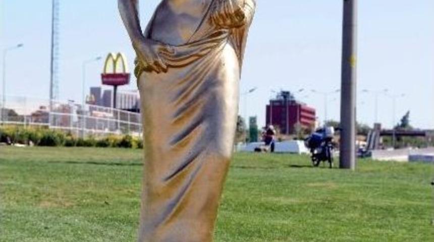 Altın Portakal&rsquo;ın Simgesi 'afrodit' Heykelini &Ccedil;aldılar