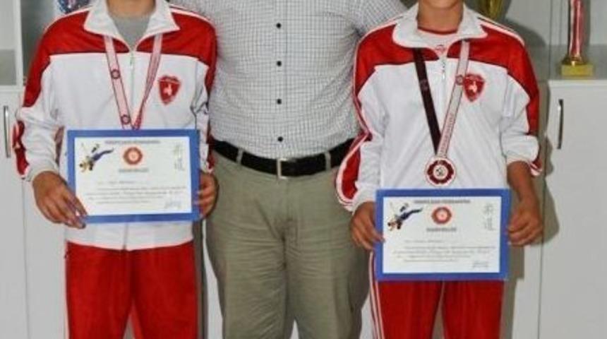 İkizler İki Madalya İle D&ouml;nd&uuml;ler