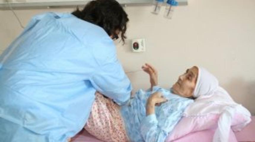 80 Yaşındaki Hastanın Bağırsağına Stent Takıldı