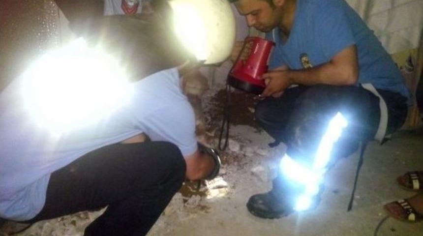 Su Borusuna Sıkışan K&ouml;peği İtfaiye Kurtardı