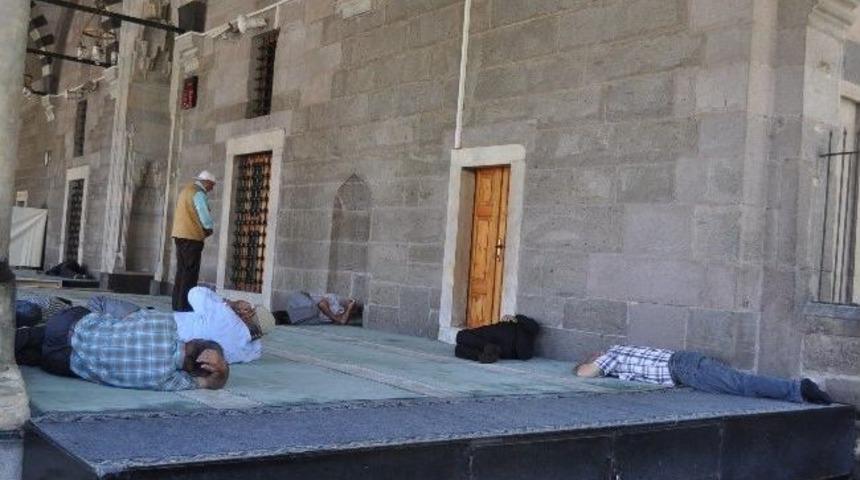 Oru&ccedil; Tutanlar 38 Derecelik Sıcakta Cami Avlularında Uyuyakaldı