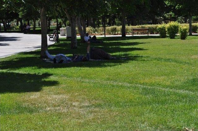 Oru&ccedil; Tutanlar 38 Derecelik Sıcakta Cami Avlularında Uyuyakaldı 1