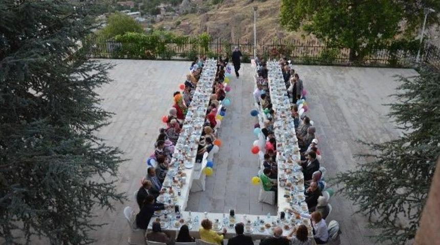 Vali D&uuml;zg&uuml;n, İftarını, Sevgi Evlerindeki &Ccedil;ocuklarla Birlikte A&ccedil;tı