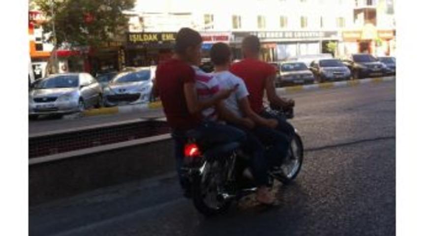 Motosiklete 4 Kişi Binerek Tehlike Sa&ccedil;tılar
