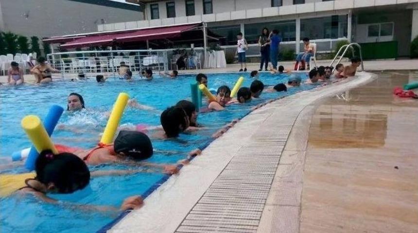 Kaynaşlılı &Ccedil;ocuklardan Y&uuml;zme Eğitime B&uuml;y&uuml;k İlgi