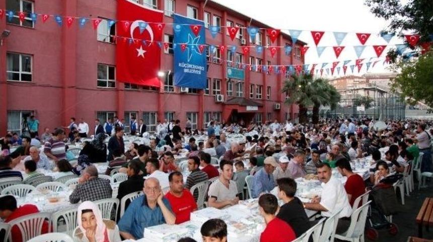 K&uuml;&ccedil;&uuml;k&ccedil;ekmece&rsquo;de Kurulan İftar Sofraları Komşulukları Per&ccedil;inliyor