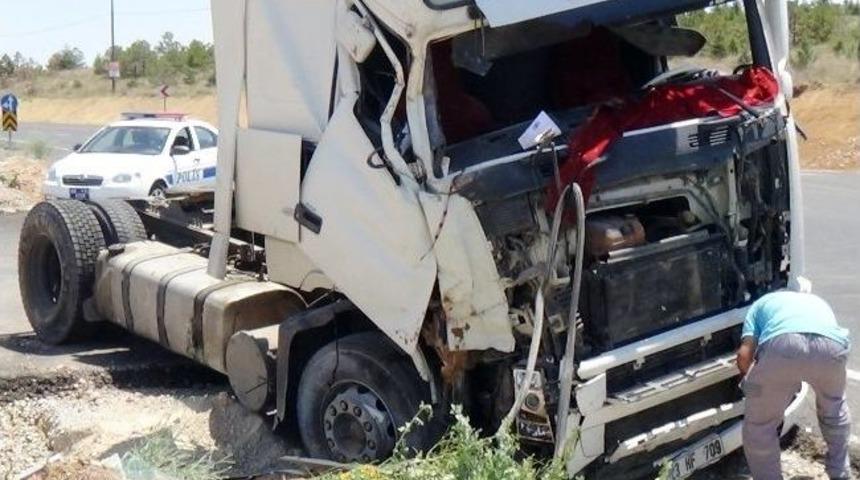 Aksaray&rsquo;da Tır Devrildi: 2 Yaralı