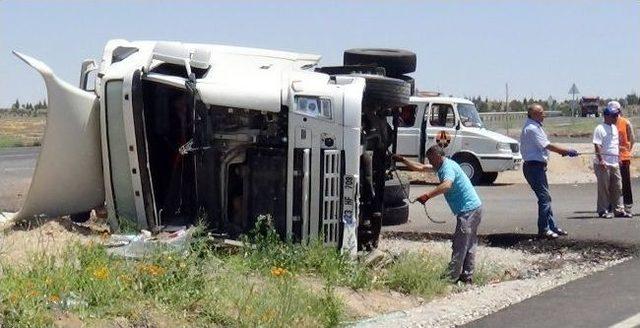 Aksaray’da Tır Devrildi: 2 Yaralı