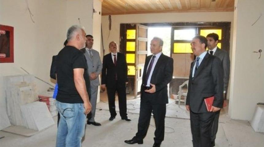 Vali G&uuml;ner Restorasyonu Devam Eden H&uuml;k&uuml;met Konağını İnceledi