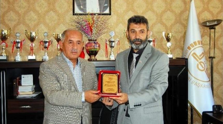 Muhtarlardan M&uuml;ft&uuml; &Ouml;zt&uuml;rk&ccedil;&uuml;&rsquo;ye Plaket