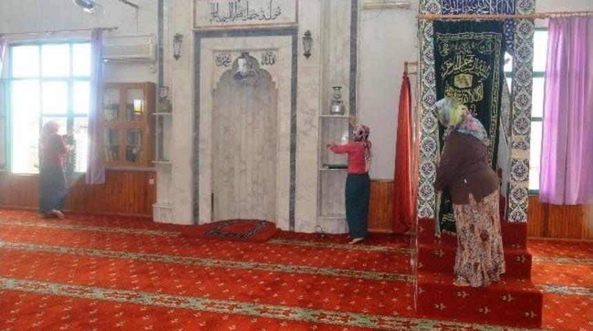 Ceyhan Belediyesi Cami Temizlik Timi İş Başında