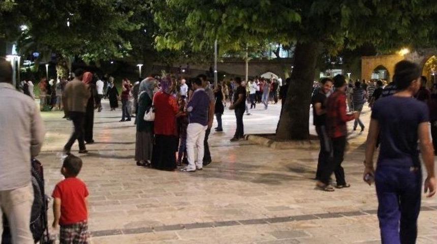 Şanlıurfa'da Sokaklar G&uuml;nd&uuml;z Boşalıyor, Gece Canlanıyor