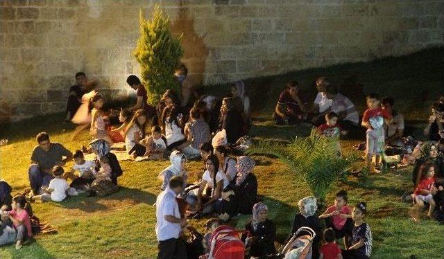 Şanlıurfa da Sokaklar G&uuml;nd&uuml;z Boşalıyor, Gece Canlanıyor 2