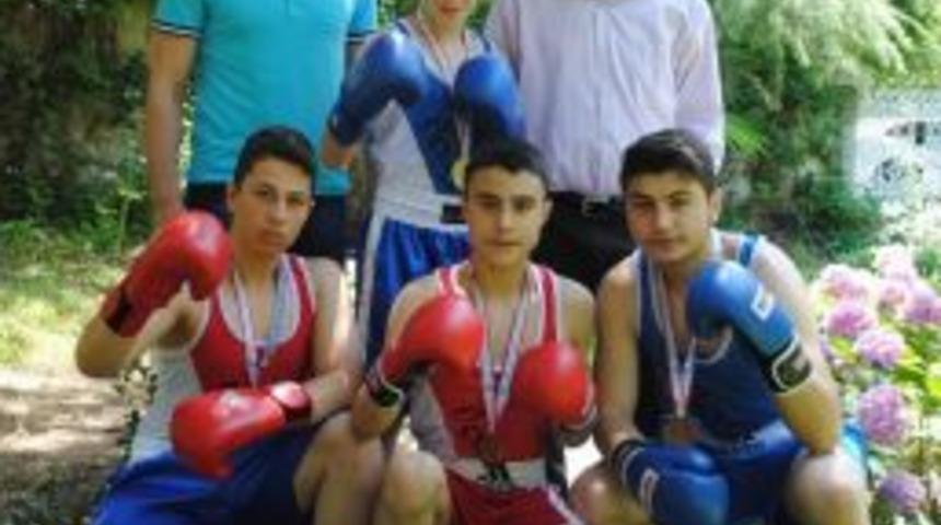 Hekimoğlu Boksta Zirve Yaptı