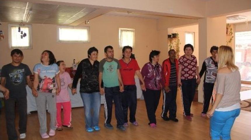 Engellilere Folklor Terapisi