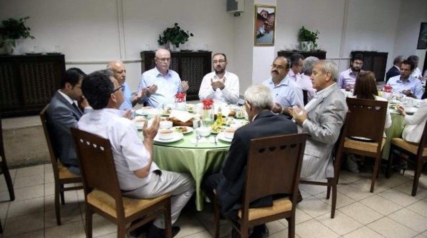 Başkan Kurt Meclis &Uuml;yeleriyle İftarda Buluştu