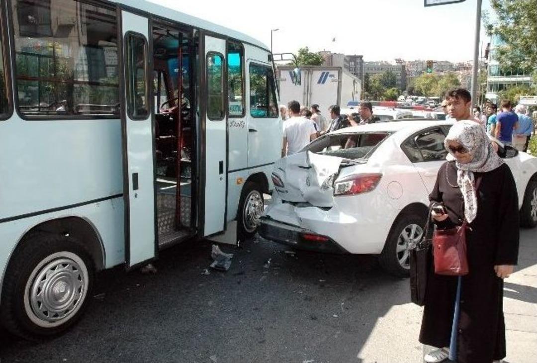 Kadık&ouml;y'de Minib&uuml;s Dehşeti: 3 Yaralı
