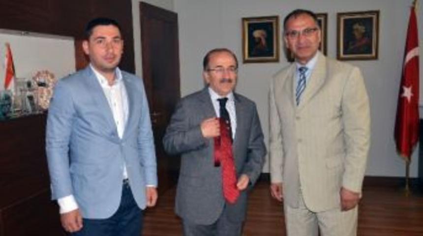 Başkan G&uuml;mr&uuml;k&ccedil;&uuml;oğlu&rsquo;na Ş&uuml;kran Madalyası