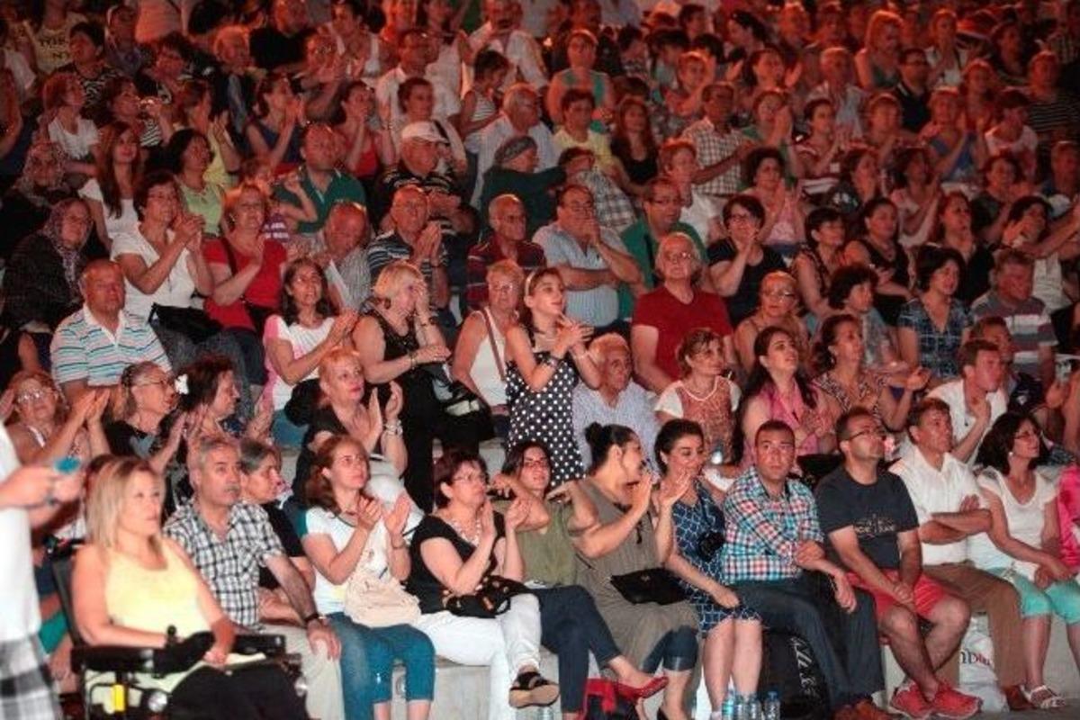 Coşkun Sabah Bornovalıları &Ccedil;oşturdu