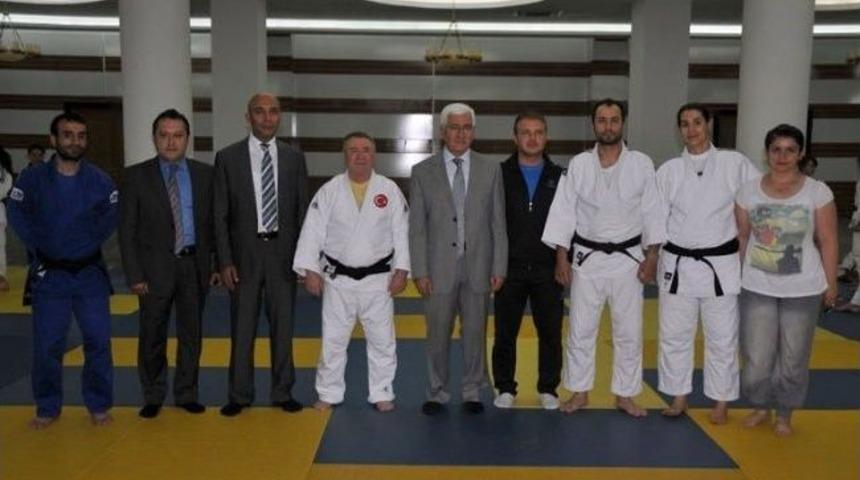 Vali Koca, Yıldızlar Judo Milli Takımını Ziyaret Etti