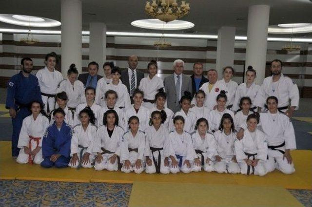 Vali Koca, Yıldızlar Judo Milli Takımını Ziyaret Etti