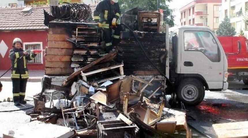 Mobilya Y&uuml;kl&uuml; Kamyonet Yandı