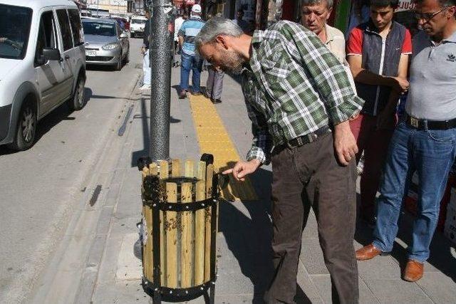 Yönünü Şaşıran Arıları Eliyle Topladı