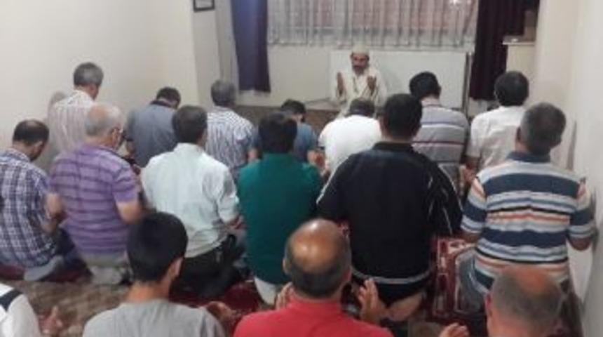 27 Yıldır Aynı İmamla Teravih Namazı