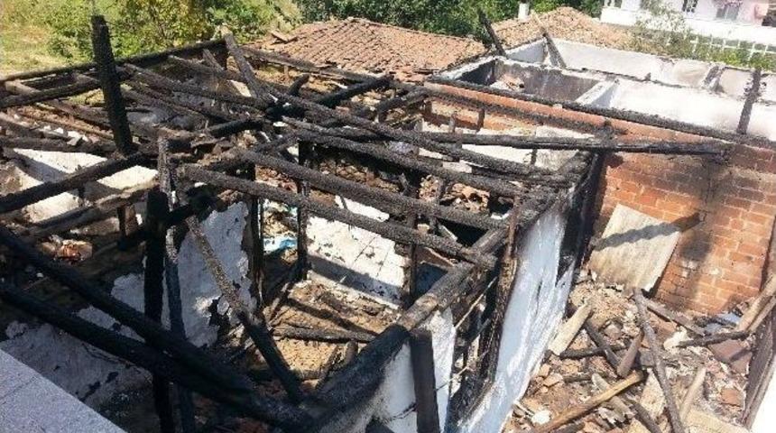 Elektrik Kontağından &Ccedil;ıkan Yangın İki Evi K&uuml;l Etti