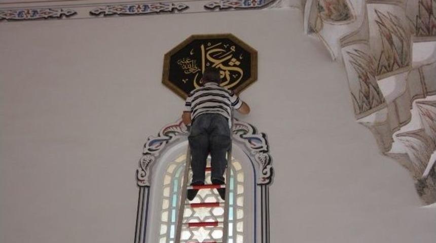 Restore Edilen Tarihi Muradiye Camisi'ni Hat Tabloları S&uuml;sl&uuml;yor