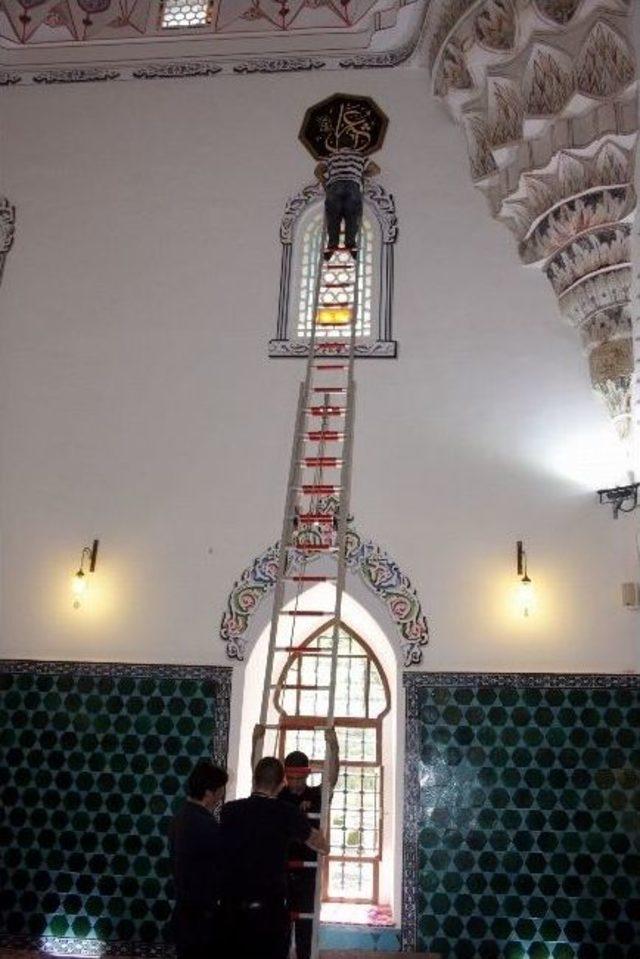 Restore Edilen Tarihi Muradiye Camisi ni Hat Tabloları S&uuml;sl&uuml;yor 1