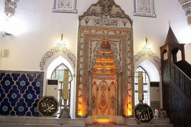 Restore Edilen Tarihi Muradiye Camisi ni Hat Tabloları S&uuml;sl&uuml;yor 2