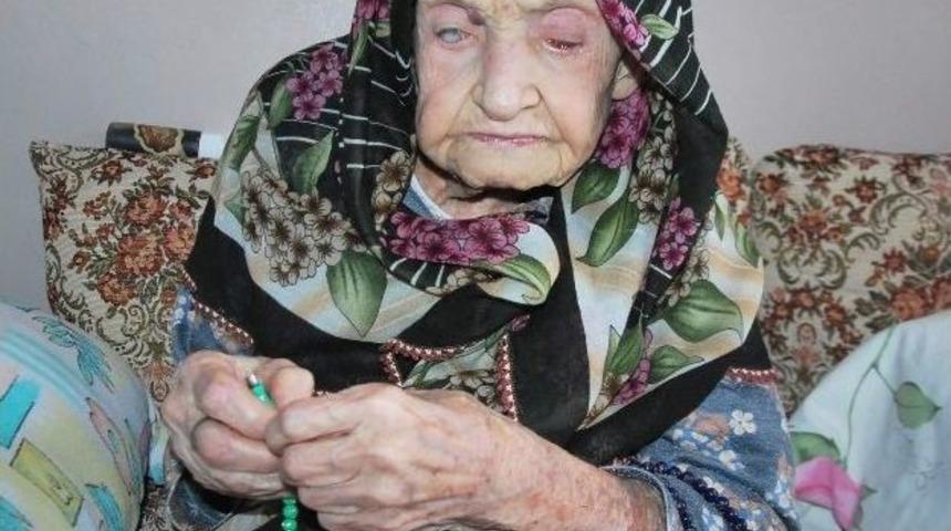 (&ouml;zel Haber) 105. Ramazan'ı G&ouml;ren Esma Nine Gece G&uuml;nd&uuml;z Dua Edip Ezbere Kur&rsquo;an Okuyor