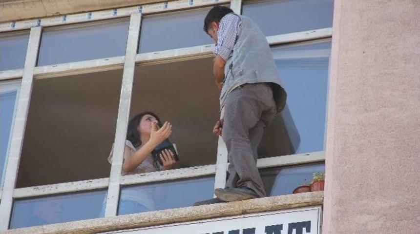 İntihara Teşebb&uuml;ste Bulunan Genci, Yoldan Ge&ccedil;en Kadın Psikolog Engelledi