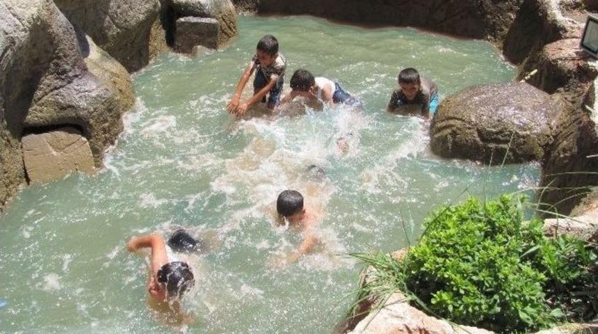 &Ccedil;ocuklar S&uuml;z Havuzunda Serinliyor