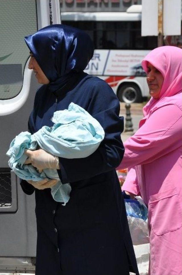 Bebeğini Acilin Kapısında Ambulansta Doğurdu 1