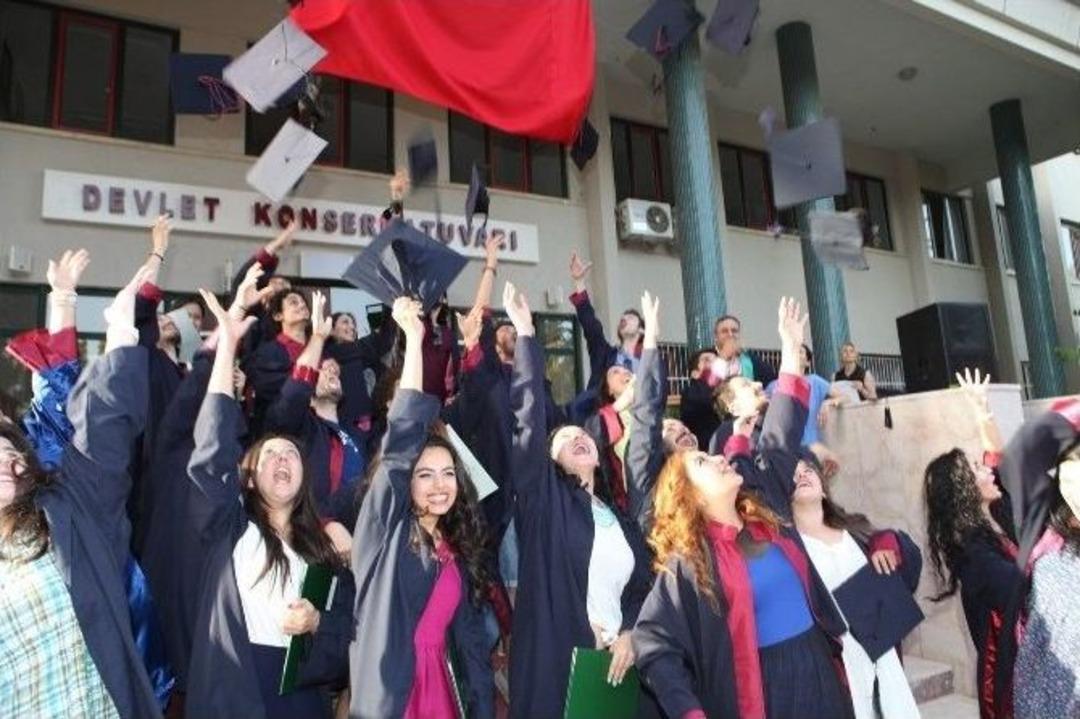 &Ccedil;&uuml; Devlet Konservatuvarı&rsquo;ndan Şenlik Havasında Mezuniyet Kutlaması