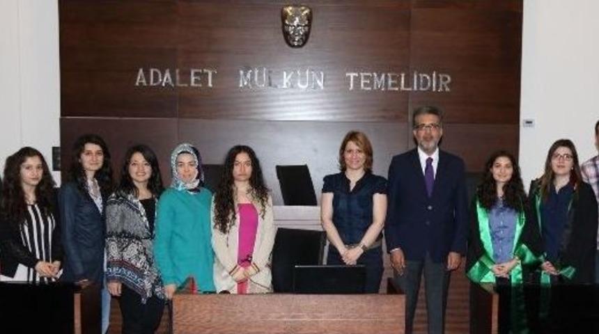 Geleceğin Hukuk&ccedil;uları, Adaleti Uygulamalı &Ouml;ğreniyor