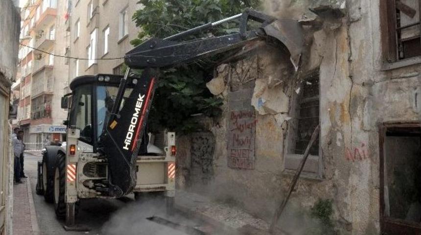 Akdeniz&rsquo;de İki Metruk Binanın Yıkımı Ger&ccedil;ekleştirildi