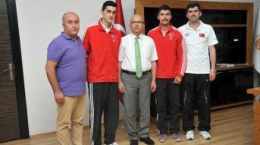 Milli Eskrimcilerden Başkan &Ccedil;oban&rsquo;a Ziyaret