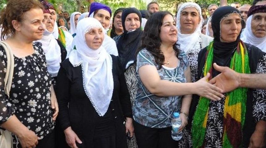 Kck'dan Tahliye Olan Demirel Davul Zurna İle Karşılandı