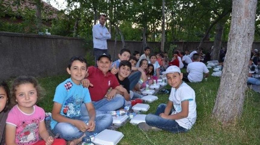 Yaz Kur'an Kursu &Ouml;ğrencilerine İftar Yemeği Verildi