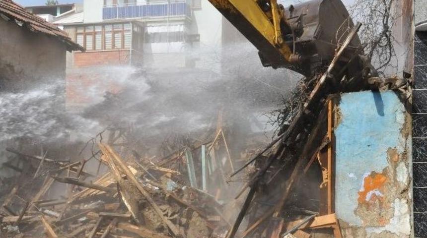 Bursa'da Tehlike Sa&ccedil;an Binalar Yıkılıyor