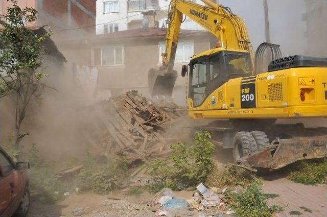 Bursa'da Tehlike Saçan Binalar Yıkılıyor