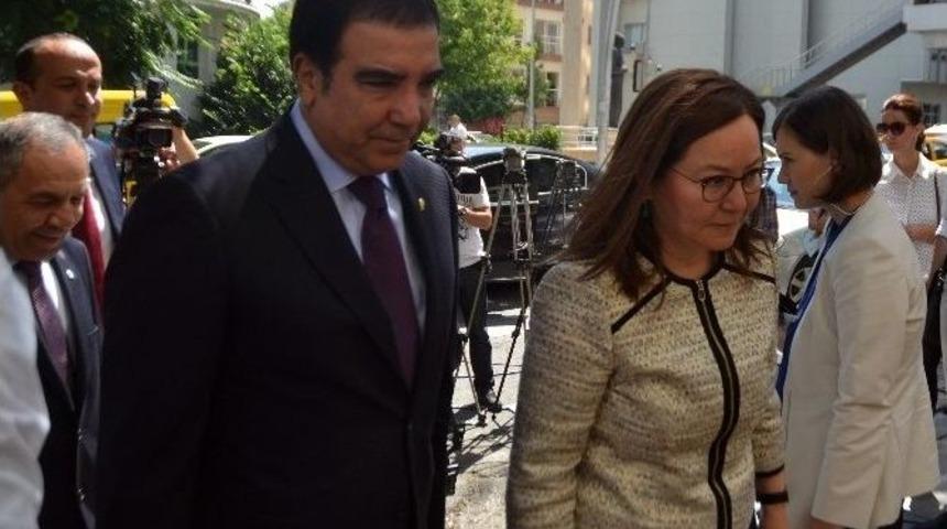 5 Siyasi Partinin İhsanoğlu'nun Cumhurbaşkanlığı Adaylığı'na İlişkin İmzaladığı Belge, Ysk'ya Teslim Edildi