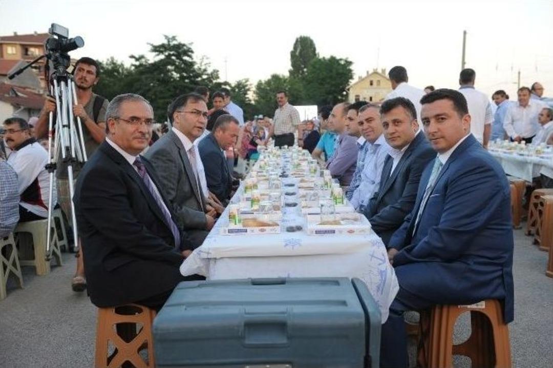 Boz&uuml;y&uuml;k&rsquo;&uuml;n Tarihi Tren Garındaki İftar Programı Yoğun İlgi G&ouml;rd&uuml;