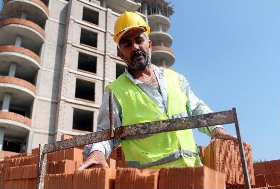 (&ouml;zel Haber) Oru&ccedil; Tutan İnşaat İş&ccedil;ilerinin Sıcakla İmtihanı