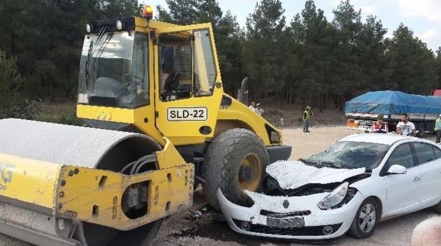 &Ccedil;orum'da Otomobil Silindire &Ccedil;arptı: 1 Yaralı