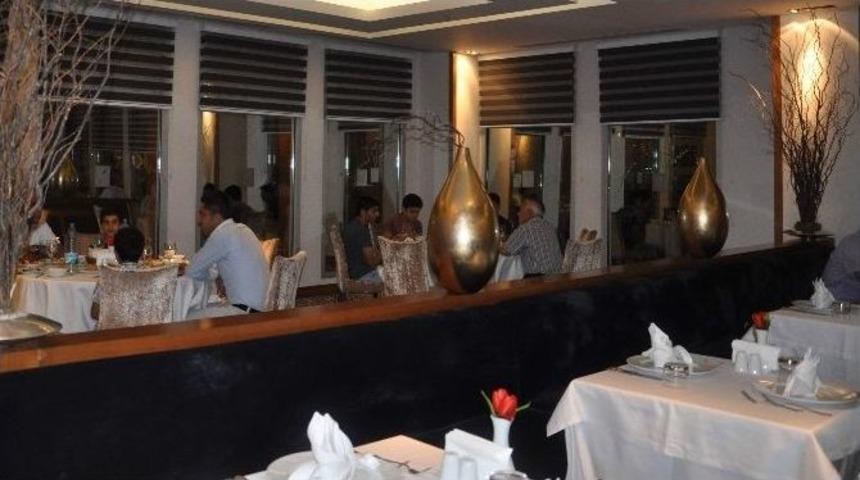 Kimsesiz &Ccedil;ocuklara 5 Yıldızlı Otelde İftar Verildi