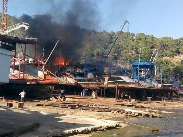 Tersanedeki Tekne Alev Alev Yandı 2
